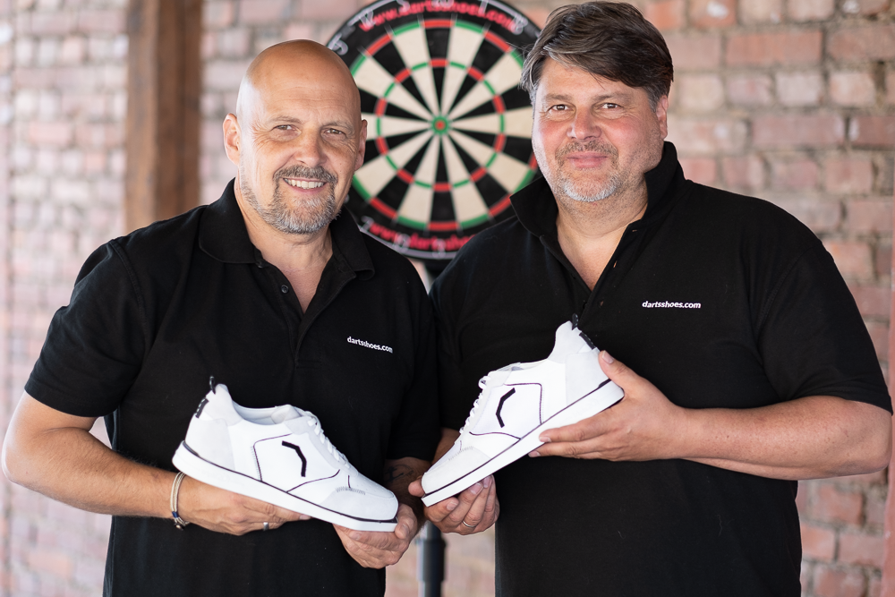 Triple20 Dartsshoes Gründer Jürgen Bloch und Wolfgang Marx mit Triple20 Dartsschuhen in der Hand