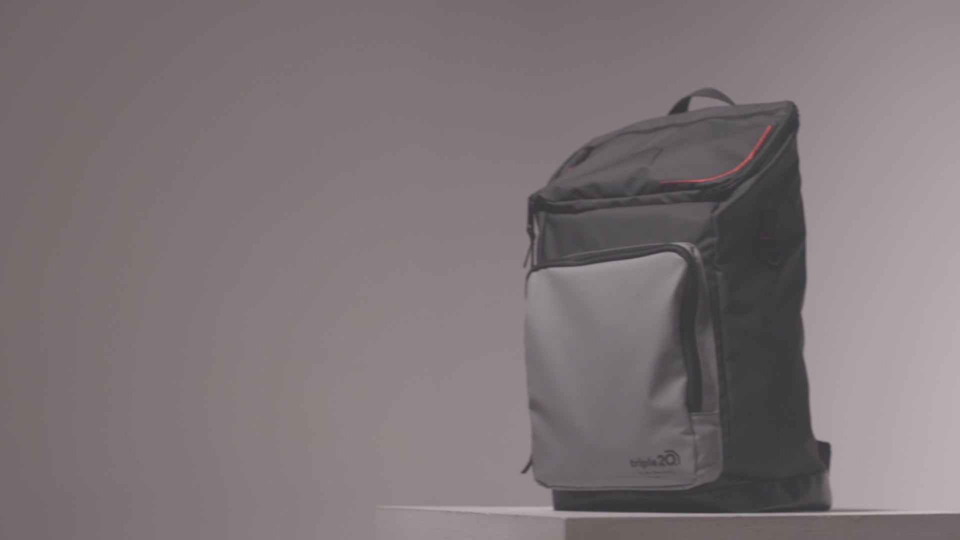 Produktvideo des Dartrucksacks von triple20, dieser wird hier aus unterschiedlichen Perspektiven beleuchtet. Details wie das Material, die funktionellen Besonderheiten sowie das Logo werden dem Betrachter bzw. der Betrachterin deutlich und nah gezeigt. Die Farbkombination ist schwarz, grau und rot. Ferner zeigt das Video, dass der Rucksack sich zur Unterbringung von einem Paar triple20 Dartschuhe eignet.